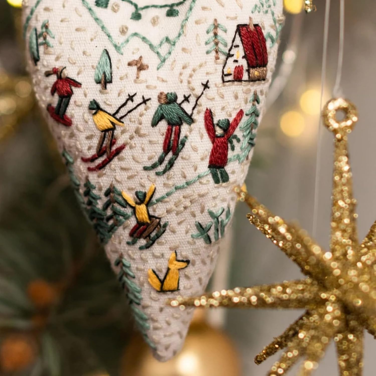 DIY Heart Embroidery Christmas Decoration,Hand Embroidery Christmas Ornaments Kits,DIY Heart Cross Stitch Kits with Needles and Thread,Christmas Patterns Heart Embroidery Kit for Beginners (8*PCS)