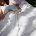 thumbnail image 1 of Manta Bedsure Cooling de algodón con forma de gofre, tamaño queen, color blanco, 1 of 8