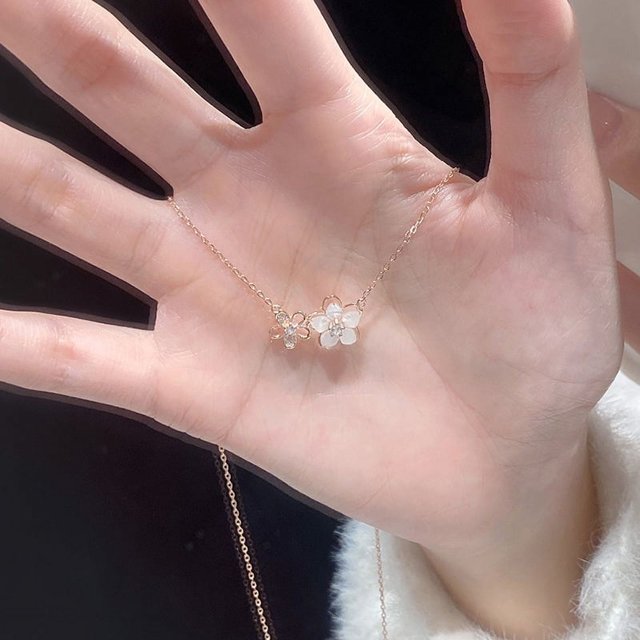 Collar de flor de durazno para mujer, cadena de flores de nicho de lujo ligera, cadena de flor de cerezo de fritillaria blanca dulce, acero inoxidable