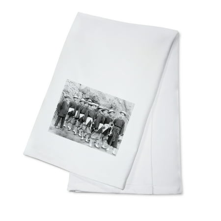 China Dish Display Hub-and-Hub Champion Chinese Hose Running Team in Deadwood Photograph (100% Cotton Kitchen Towel) ()
