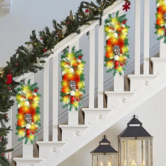 Decoración de la escalera de Navidad Corona de lágrimas | Decoración de puertas colgantes con luces LED | Pino artificial, ornamentos rojos y dorados, lazo | 17,7"x7,87" | Realzador de barandillas
