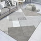 thumbnail image 4 of La alfombra de la sala de estar es geométricamente buena para uso doméstico. El dormitorio está cubierto con tapetes y la alfombra de la mesita de noche se usa como tapete., 4 of 4