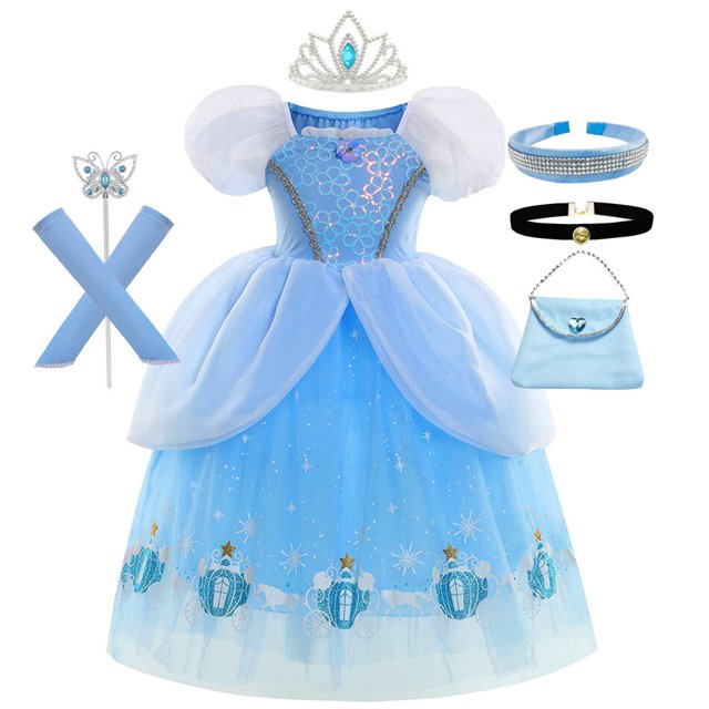 vestido de princesa de cenicienta para niña vestido de baile azul 2-10T con lentejuelas de calabaza, silueta a mitad de pantorrilla y mangas cortas abullonadas; cuerpo en mezcla de algodón y poliéster con corpiño decorado y falda de malla estampada con carruajes y purpurina; incluye diadema, varita, guantes y bolso, fotografía frontal centrada sobre fondo blanco; suele usarse también para sesiones de fotos temáticas.