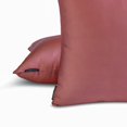 thumbnail image 4 of Funda de cojín lumbar de lujo HomeCentric, color rosa, paquete de 2, 35 x 65 cm (14" x 26"), funda de cojín rectangular lisa de satén, estilo moderno - Satén flameado rosa polvoriento, 4 of 5