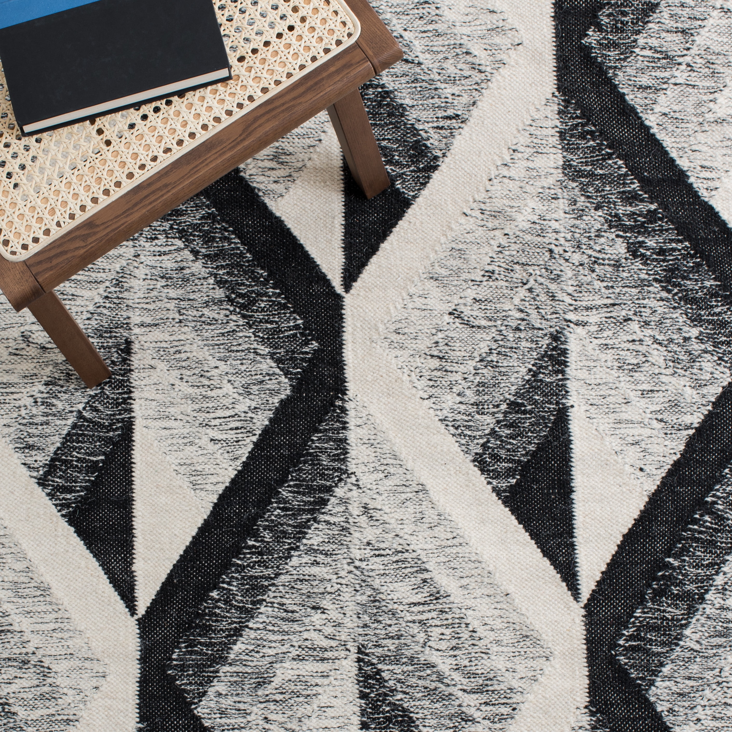 SAFAVIEH Kilim Stephanie Geometric Area Rug, Ivory/Black, 4' x 6'