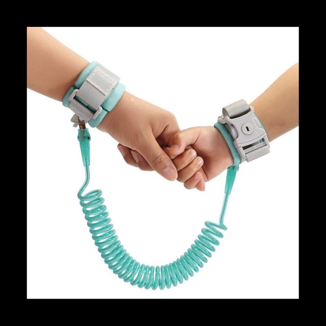 pulsera de seguridad anti-perdida para bebés niños aprendiendo a caminar caminar cuerda anti-perdida para bebés anti-perdida con cuerda de tracción azul. Vista frontal centrada de dos muñecas sujetas por una cuerda espiral azul; cada brazalete ajustable muestra cierre de hebilla de plástico gris y tiras adhesivas, cuerda elástica enrollada entre los extremos. Diseñada para mantener al niño bajo control en salidas y a menudo usada para paseos en lugares concurridos.