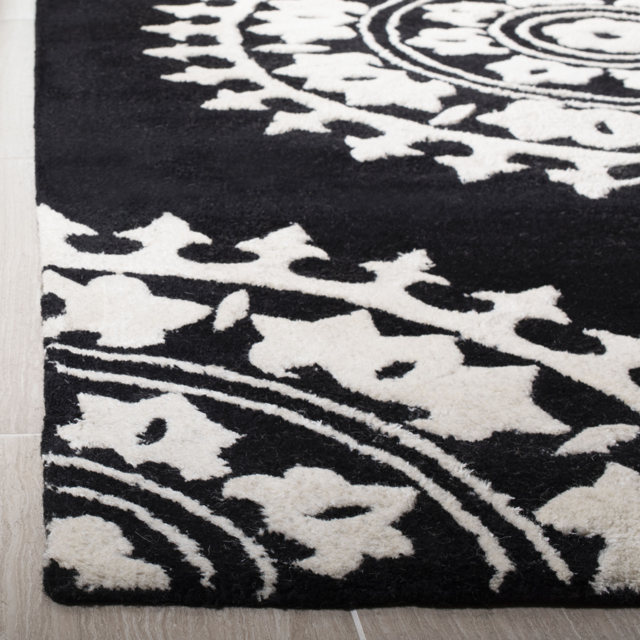 SAFAVIEH Soho SOH732D Handmade Black / Ivory Rug - image 6 of 7