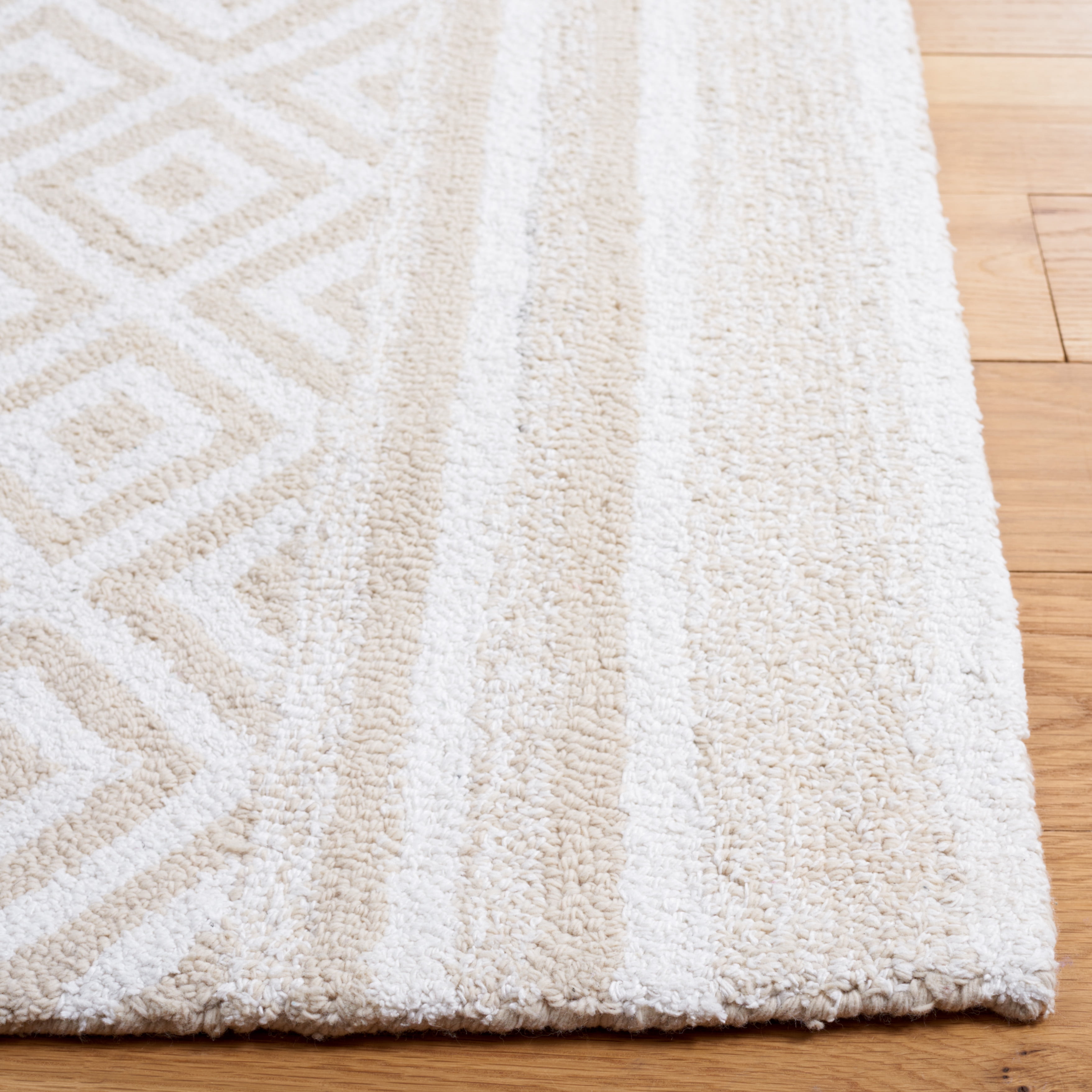 SAFAVIEH Capri Corinna Southwestern Area Rug, Ivory/Beige, 8' x 10'