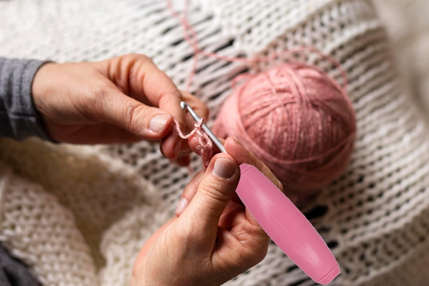 Silicone Crochet Hook Grip Multiple-Size Ergonomic Crochet Handle Interchangeable Crochet Hook Sleeve with Stitch Markers, Pink, 2mm-10mm