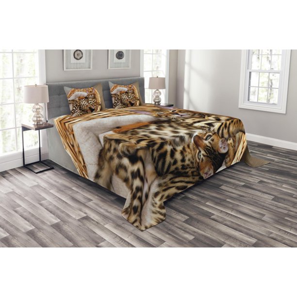 Kitten Bedspread Set King Size, Little Bengal Cats in Basket Cuddly