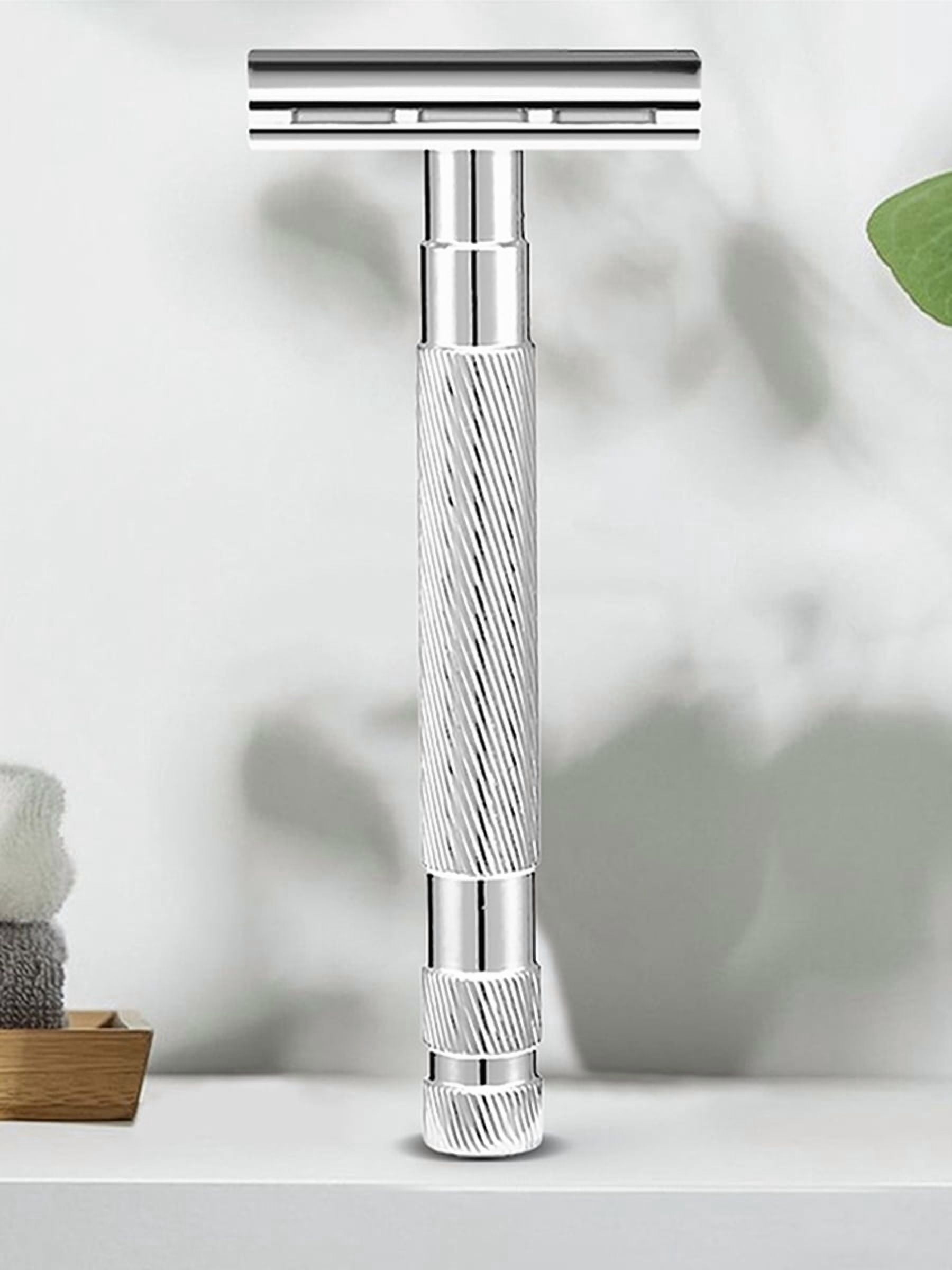 Waysh Classic Double Edge Safety Razor Gift Set for Men with Knurled Non-Slip Handle, Includes Stand & 20 Blades, Chrome Silver