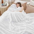 thumbnail image 3 of Manta Bedsure Queen GentleSoft Acogedora, forro polar de franela, color blanco, 3 of 8
