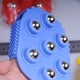 thumbnail image 4 of Guante de masaje con forma de palma Cepillo de baño de masaje con 7 bolas de rodillo de metal Masajeador corporal de mano para aliviar el dolor Dolor muscular Celulitis (azul), 4 of 5
