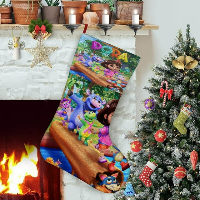 Dora-South Park Tema: Calcetines de Navidad, fino lino blanco para colgar en escaleras y chimenea, decoración navideña para el hogar, regalo de Navidad. 54cm × 38cm