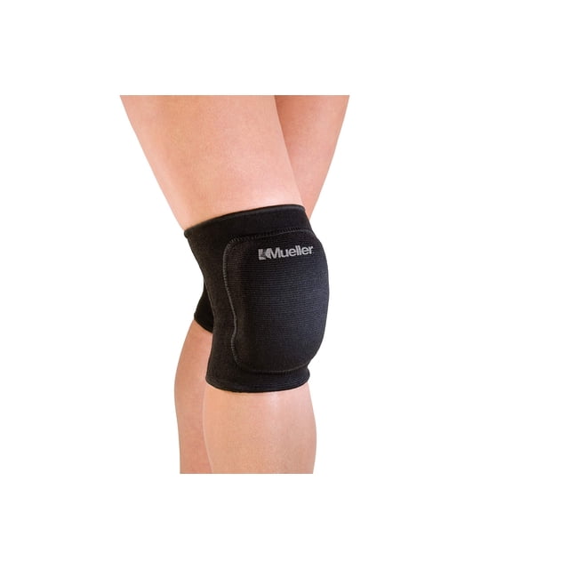 rodilleras de voleibol mueller sports medicine estándar par, vista frontal en piernas con rodilleras negras contorneadas y almohadilla de espuma externa con costuras visibles; banda elástica ancha superior que ayuda a evitar el deslizamiento y logo Mueller en blanco; talla Extra Grande 20"-22"; a menudo se usan para entrenamiento de salto.