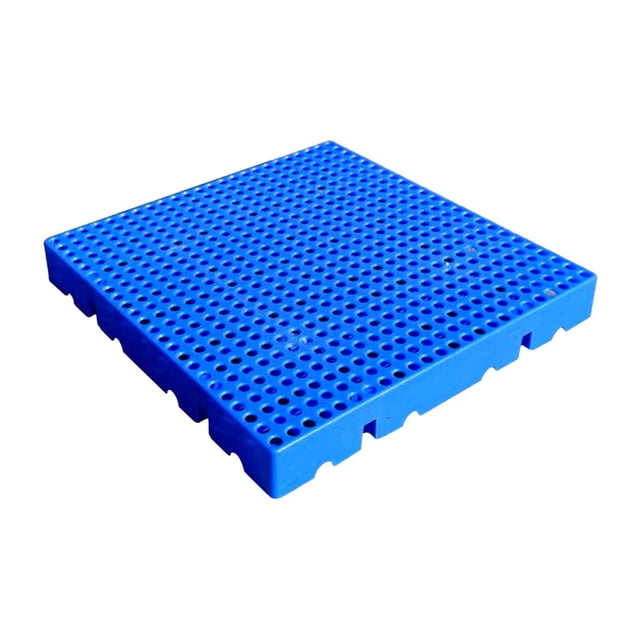 pp pallet ventilation pallet pallet nestable aprendible para el almacenamiento del sótano para s palé de polipropileno azul 30 x 30 x 5 cm, vista 3/4 frontal; superficie perforada con orificios arqueados para ventilación y drenaje, base con huecos de enclavamiento en los cuatro lados para apilar y unir palés, bordes rectos y acabado liso sobre fondo blanco. También apto como base de almacenamiento, tapete ventilado o marco de cama para mascotas.