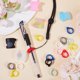 thumbnail image 4 of Juego de 53 cordones antipérdida con 45 anillas de silicona, 3 correas para el cuello, 5 soportes de fijación, estuche protector suave ajustable para bolígrafos, llavero multiusos., 4 of 9