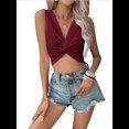thumbnail image 2 of Top Corto Sin Mangas con Cuello en V y Tirantes Finos de Punto Acanalado para Mujer Vino Tinto M, 2 of 9