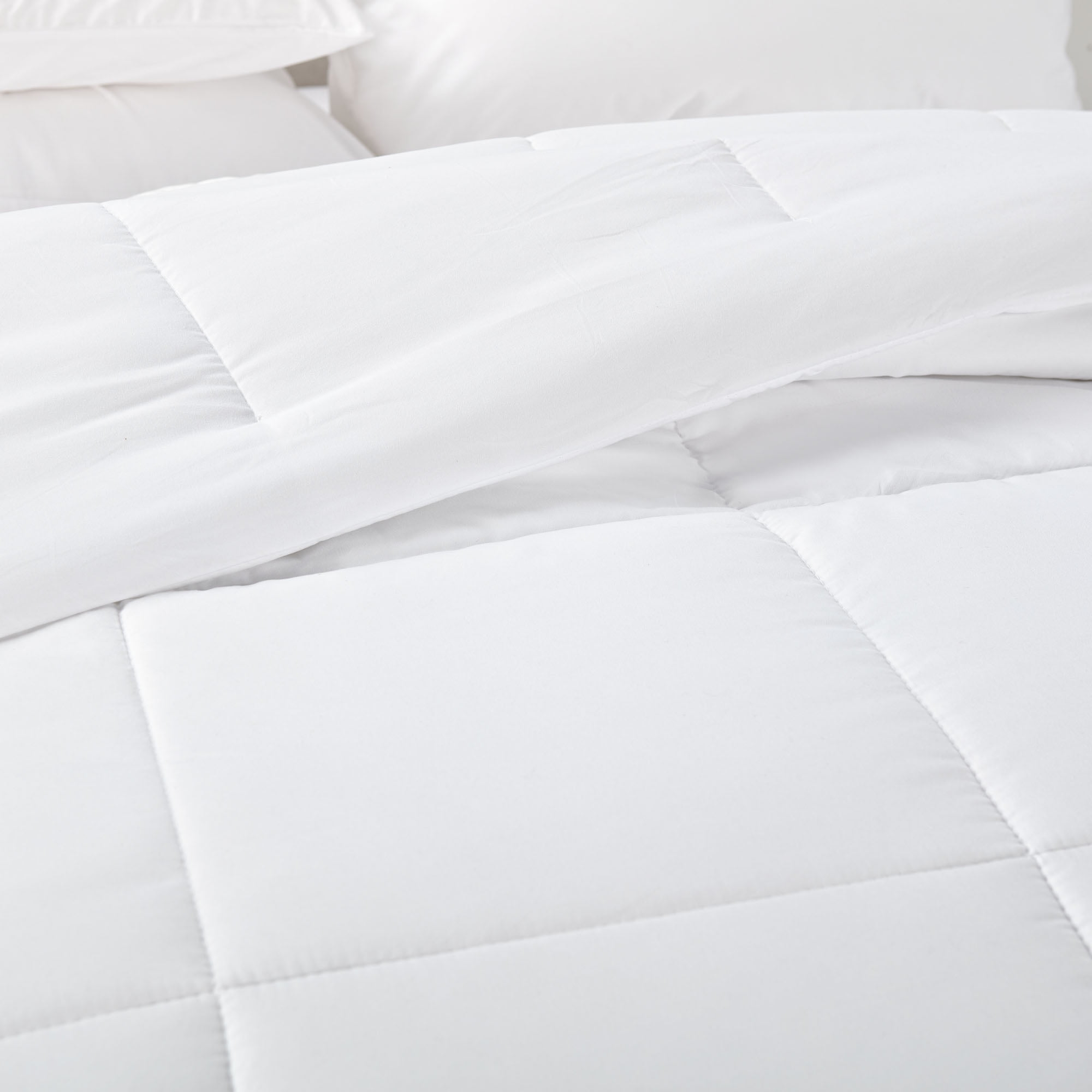 Clara Clark All Season Down Alternative Comforter, Queen, White, Luxury Soft Duvet Insert