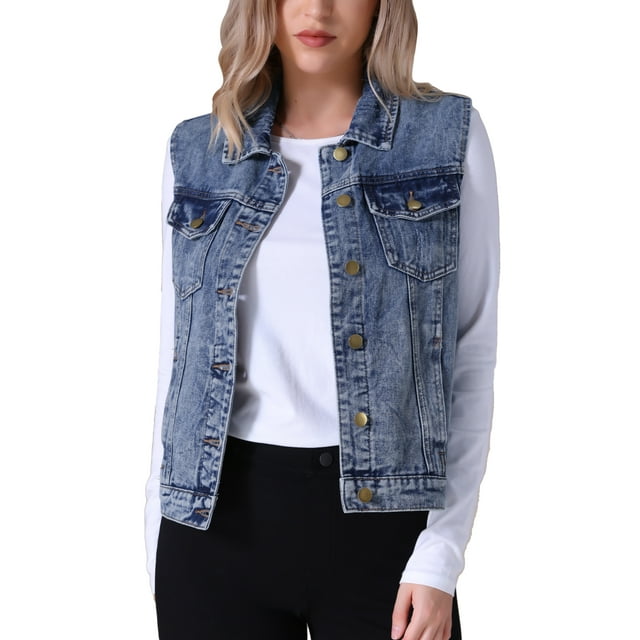INSPIRE CHIC Gilet en Denim pour Femme à Boutons, Délavé et Usé, Veste en Jean Sans Manches avec Poches en Gris Bleu, Montré sur un Modèle. le Gilet Présente un Col Rabattu, une Fermeture à Boutons et des Poches Poitrine à Rabat. Fabriqué à Partir d'Un Mélange de Coton, de polyester et de Rayonne, Il Présente une Finition Lavée et une Coupe Régulière. Style sur un Haut Blanc à Manches Longues et un Pantalon Noir, Il Met en Valeur Sa Polyvalence pour des Tenues Décontractées Ou Transitionnelles.