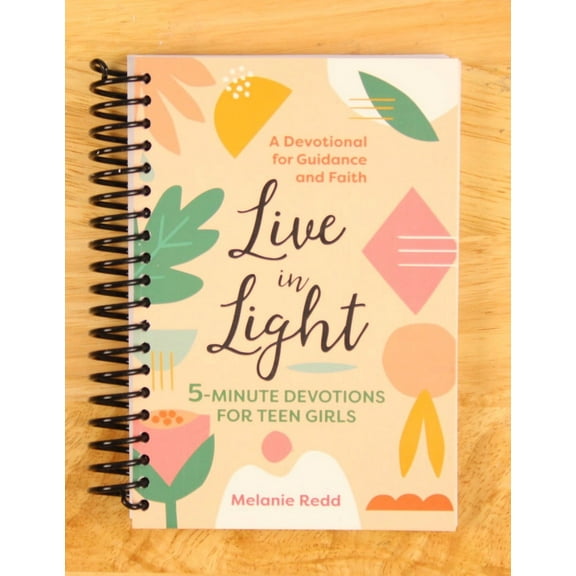 Live in Light : 5-Minute Devotions for Teen Girls (Spiral Bound)
