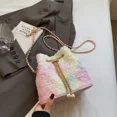 thumbnail image 4 of Bolso tipo cubo con cinturón de bombeo y cadena de felpa para mujer, nueva moda de invierno 2024, bolso informal tipo mensajero para personas mayores, 4 of 5