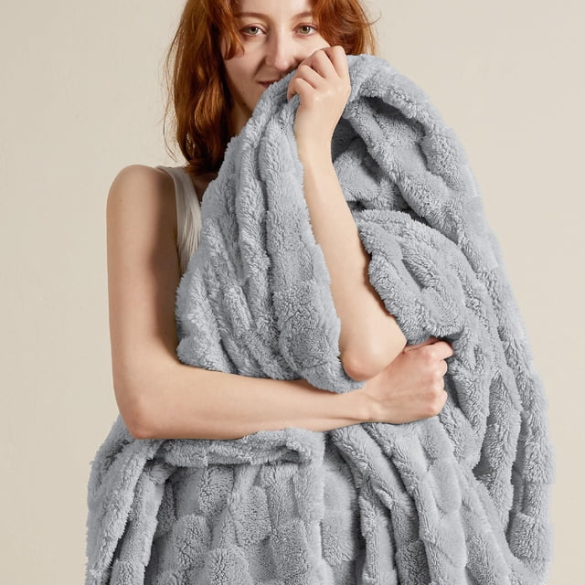 Manta Bedsure de forro polar gris plateado para sofá, 230 x 230 cm