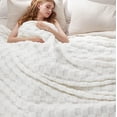 thumbnail image 3 of Manta Bedsure GentleSoft Talle Full Blanco de Forro Polar 210x230 cm, 3 of 8