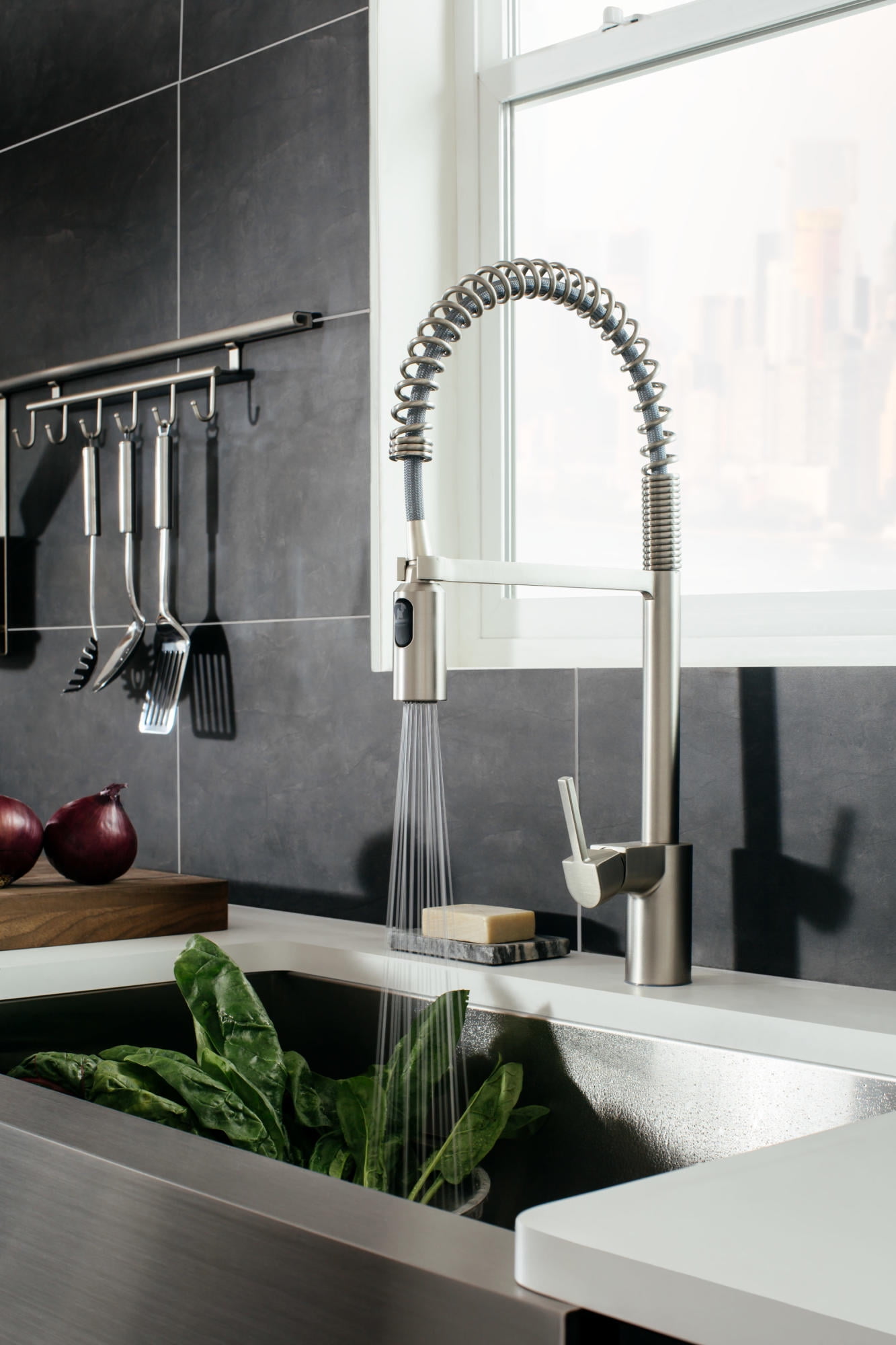 MOEN 5923BLS Align Single-Handle Pre-Rinse Spring Pull Down Sprayer Kitchen Faucet with Power Clean in Stainless Black