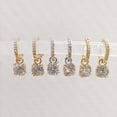 thumbnail image 2 of Los pendientes de la serie Swan son joyas elegantes y de alta gama para mujer., 2 of 4