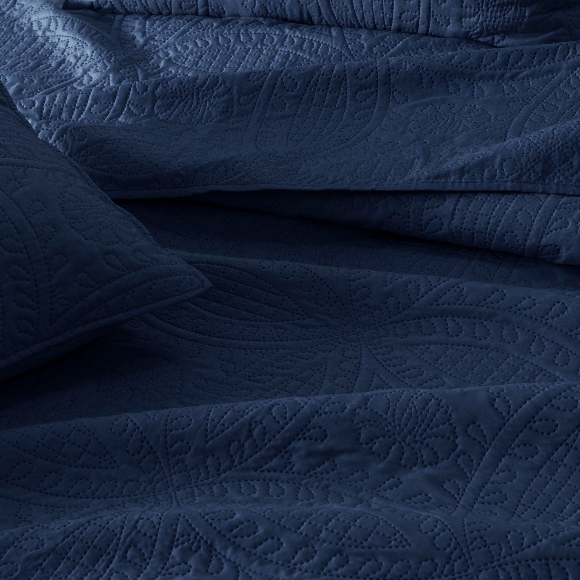 Great Bay Home Pinsonic Medallion Reversible Quilt Set With Shams  (King / California King, Blue Indigo)
