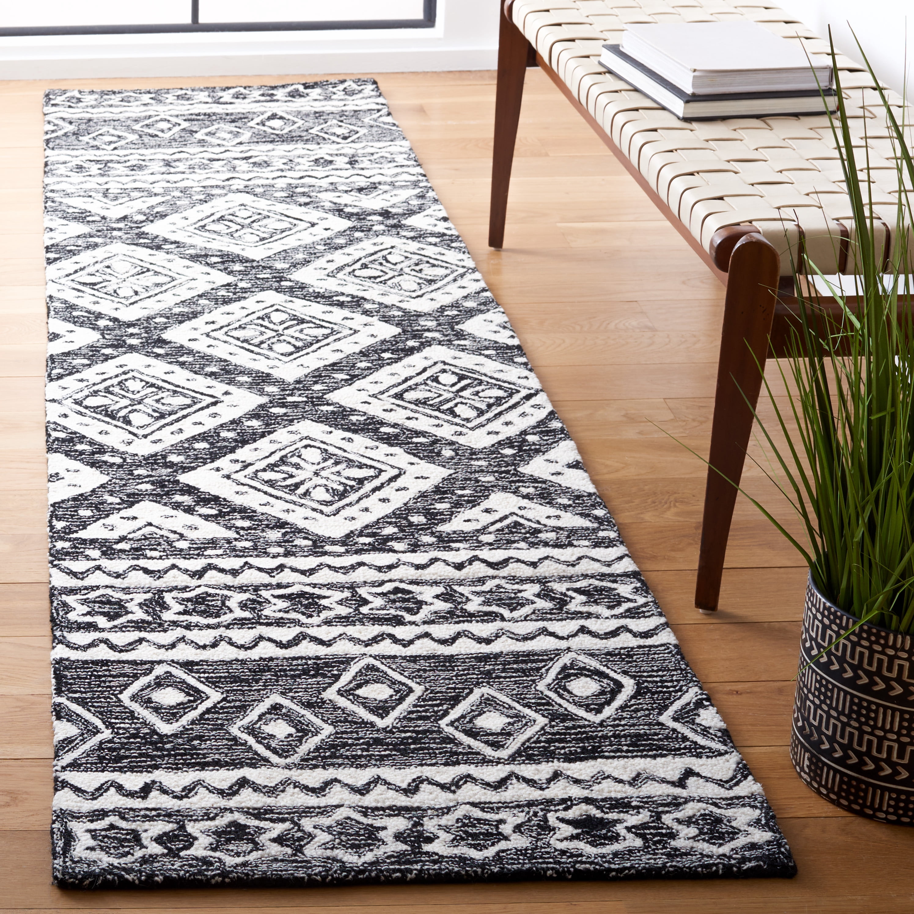 SAFAVIEH Micro-Loop Regis Geometric Runner Rug, Black/Ivory, 2'3" x 9'