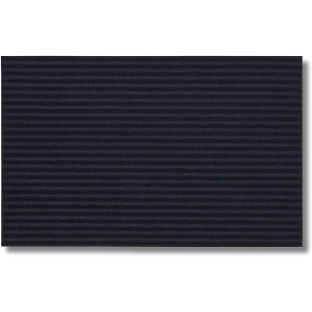 tapete eco-friendly de entrada en azul oscuro | hecho de botellas recicladas | 35x55 cm vista frontal plana del tapete rectangular en azul oscuro con textura acanalada horizontal y acabado áspero; superficie baja y compacta ideal para limpiar zapatos en entradas principales, ligero y fácil de mover, marca LUXVI. También suele usarse como felpudo temporal para proteger suelos en zonas de alto tránsito.