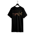 thumbnail image 1 of Camiseta con estampado "Perfectly Imperfect" para mujer: top informal de cuello redondo y manga corta, 95 % poliéster, 5 % elastano, tejido ligeramente elástico, estampado geométrico para todas las es, 1 of 6