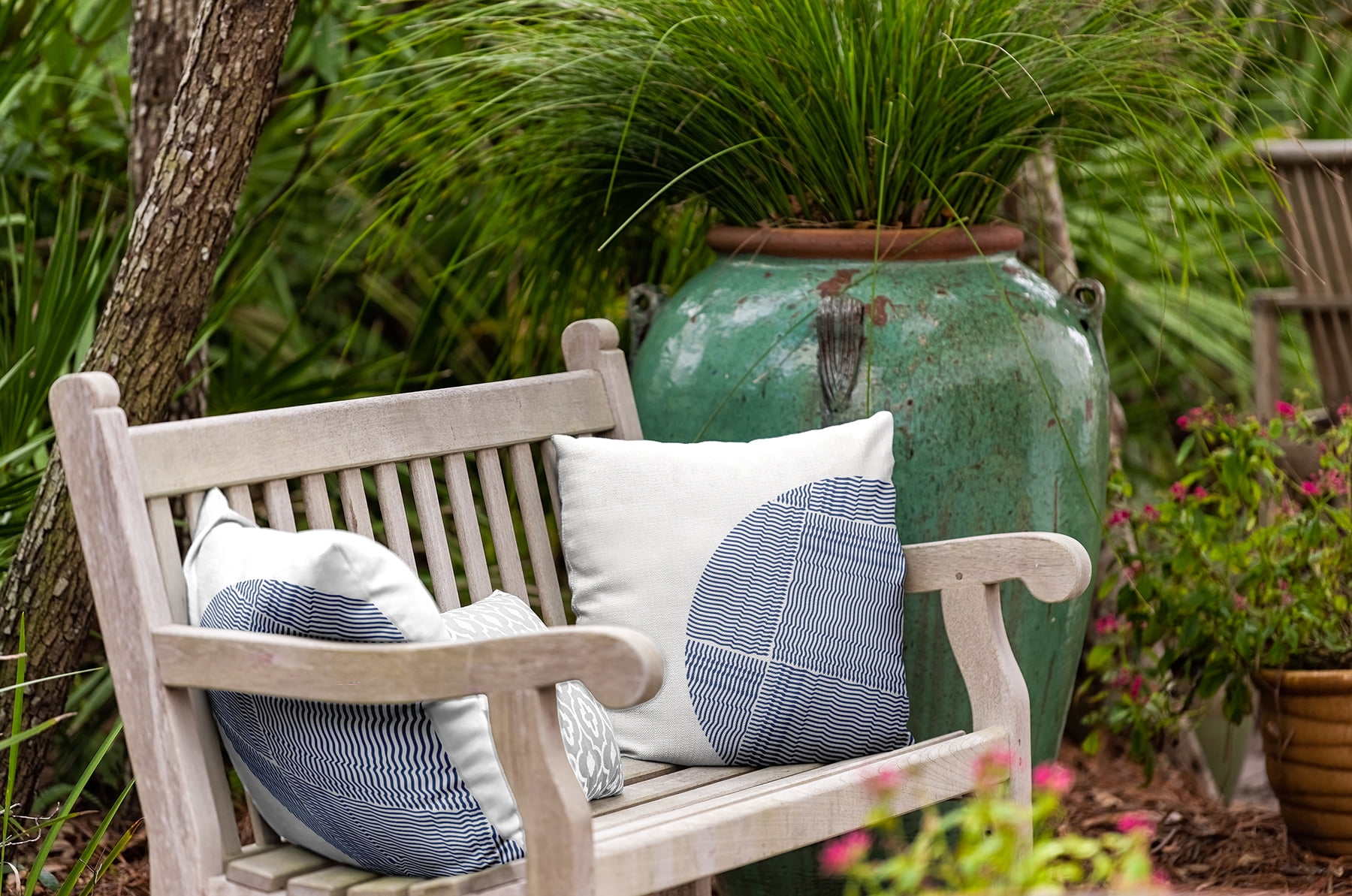 18" x 18" Simply Daisy Big Circle Indoor/Outdoor Pillow, Nautical Navy Qty 1