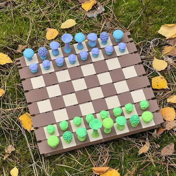 De Leon Collections FOREST CROWD Woodland Cabin Chess Set, 32 Pieces