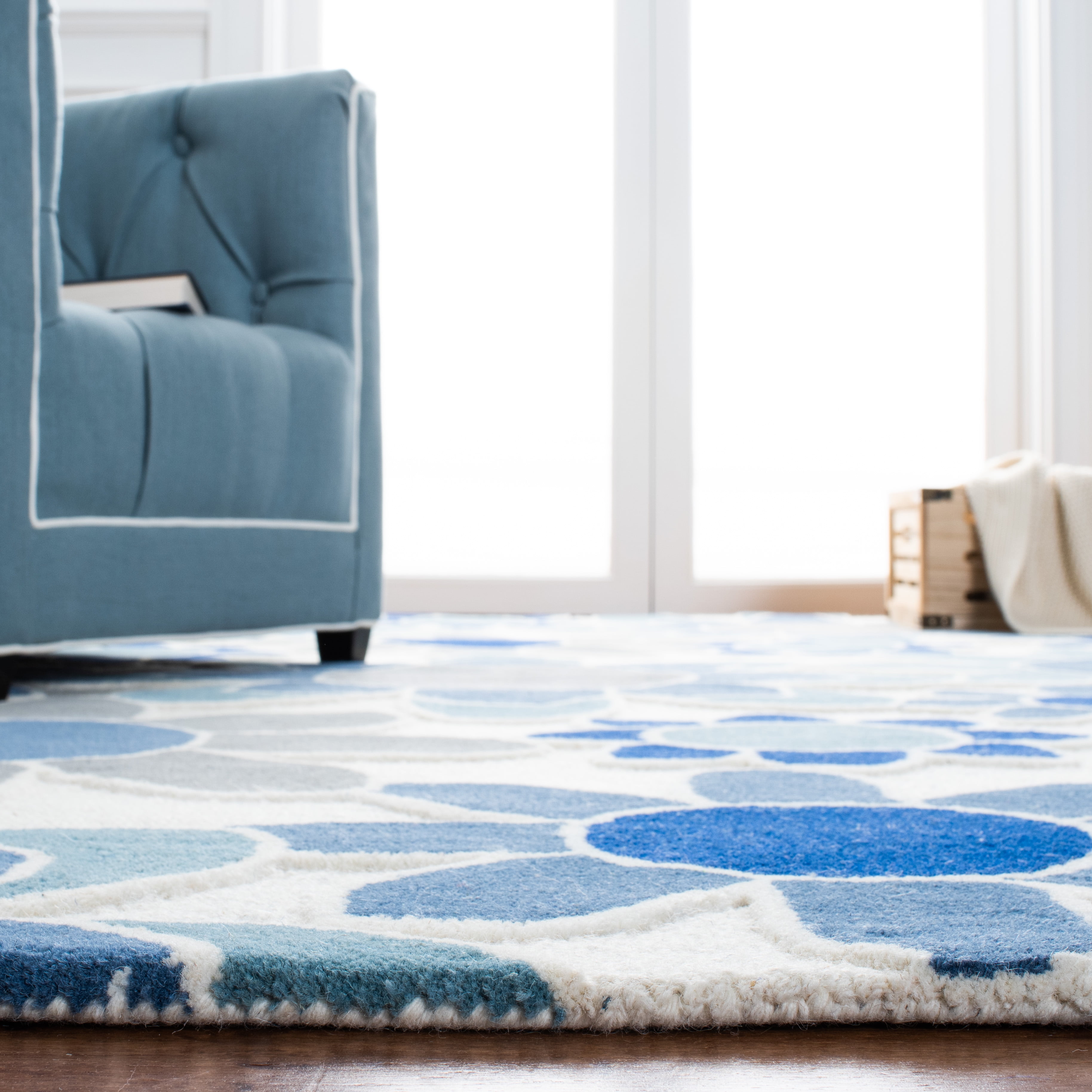 SAFAVIEH Kids Floral Flower Bursts Area Rug, Ivory/Blue, 5' x 5' Square