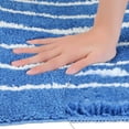 thumbnail image 3 of Alfombra de baño REGALWOVEN a rayas, suave y esponjosa, antideslizante, tapete absorbente de agua para bañera, ducha azul 16" x 24", 3 of 6