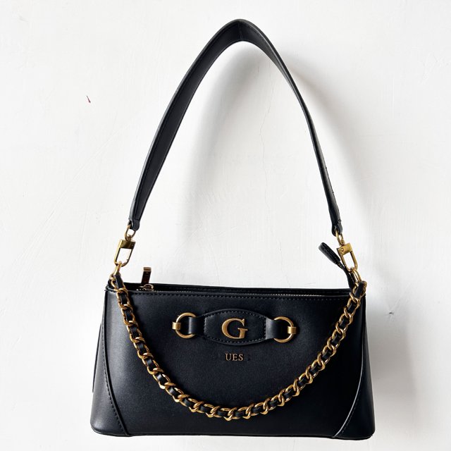 bolso de mujer heqiyon sencillo atractivo elegante versátil a la moda axila al hombro negro pequeño de PU, vista frontal centrada con silueta rectangular curva; correa corta para hombro y cadena dorada decorativa, placa frontal con letra G y herrajes dorados, acabado liso negro sobre fondo blanco, ideal para combinación diaria y suele usarse también para guardar objetos personales en salidas cortas.
