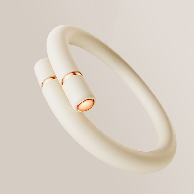 pulsera repelente de mosquitos sin cinta para insectos, mantiene alejados a los insectos, chinches y mosquitos, impermeabilización duradera y control de plagas para niños y adultos beige Vista centrada y frontal de una pulsera ajustable de silicona beige con doble cabezal y tapas visibles; banda lisa, medidas aprox. 8.3 cm de largo x 8.3 cm de ancho x 2 cm de grosor, núcleo de algodón de alta densidad reemplazable y diseño ajustable apto para niños y adultos al aire libre; suele utilizarse como accesorio repelente en caminatas o picnics.