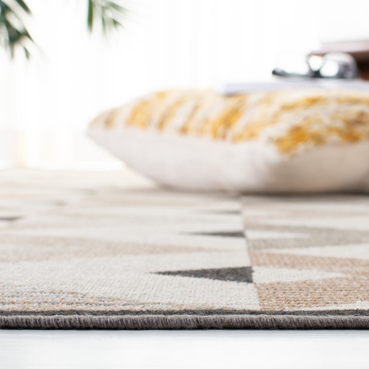 SAFAVIEH Atlas Trina Geometric Area Rug, Ivory/Beige, 5'3" x 7'7"