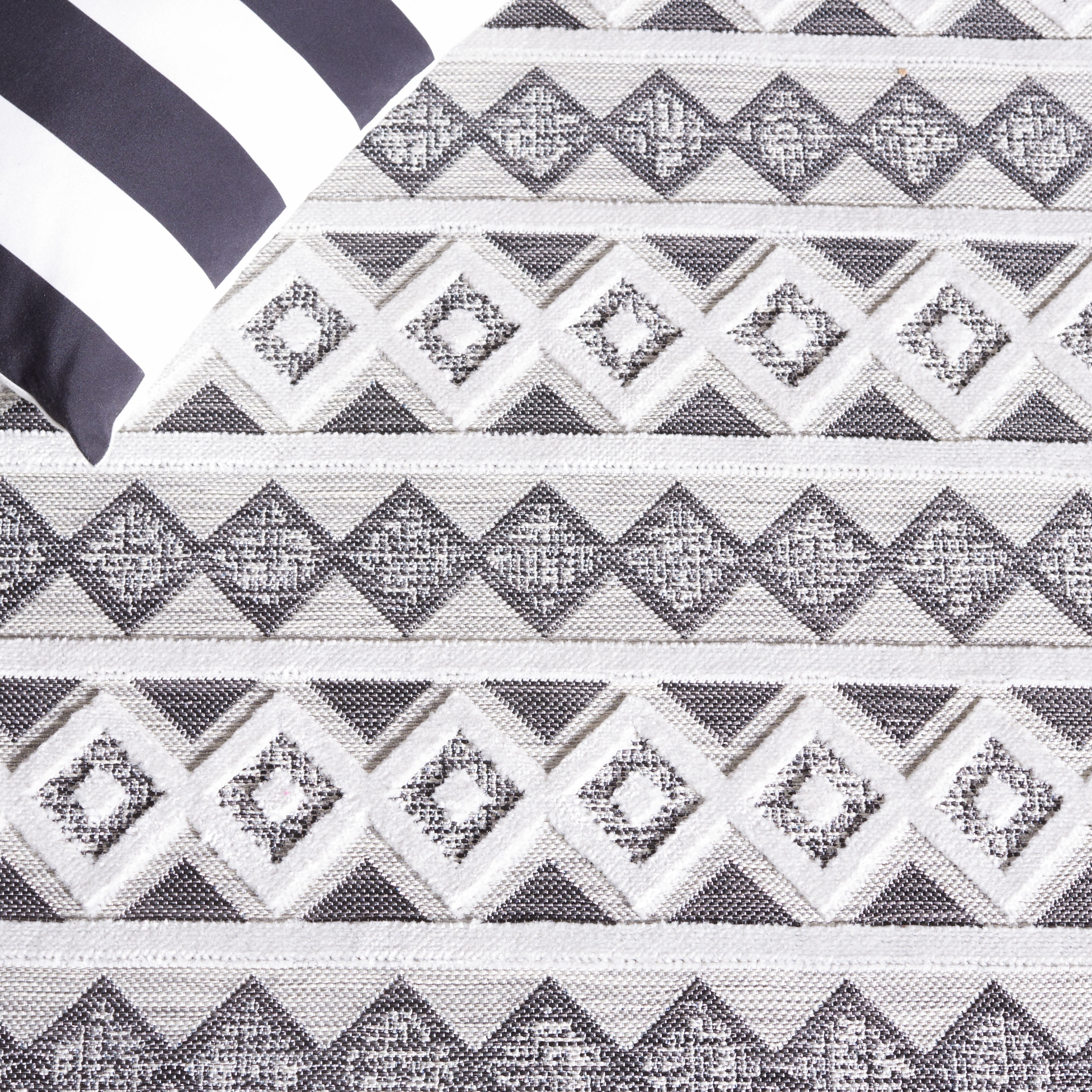 SAFAVIEH Cabana Ethan Geometric Indoor/Outdoor Area Rug, Black/Grey Ivory, 4' x 6'
