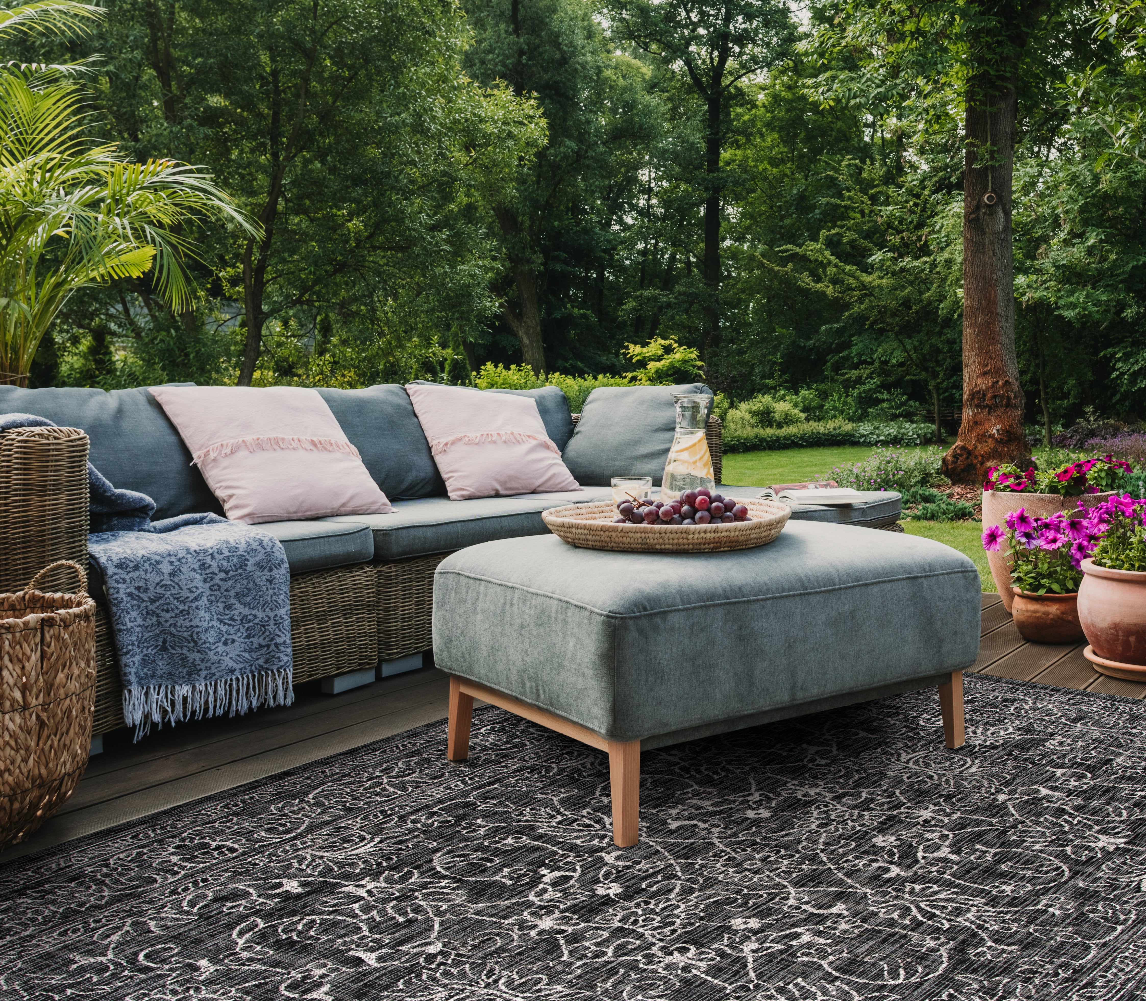 SAFAVIEH Courtyard Darin Traditional Indoor/Outdoor Area Rug, 8' x 11', Black/Ivory