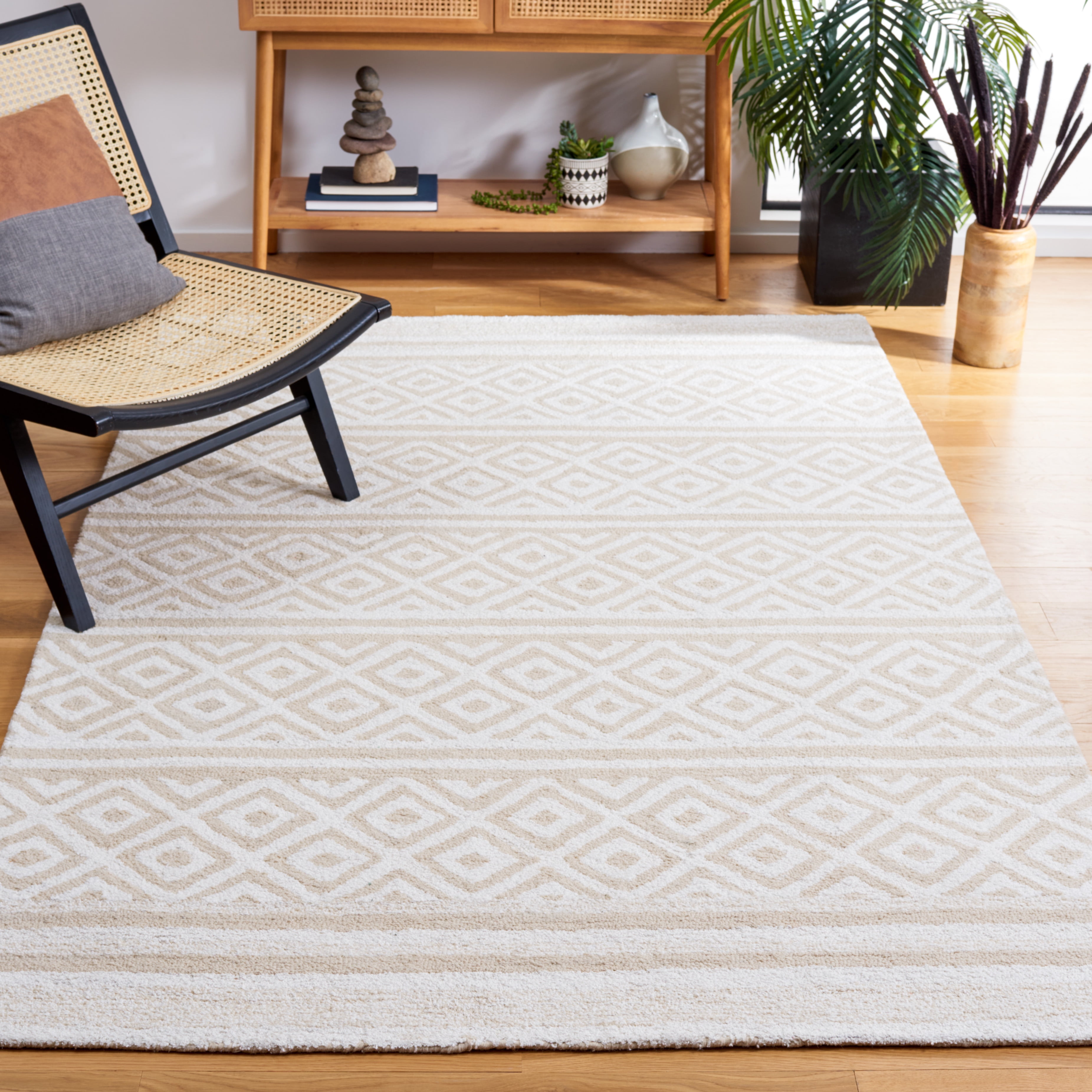 SAFAVIEH Capri Norton Southwestern Area Rug, Ivory/Beige, 6' x 9'