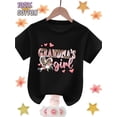 thumbnail image 1 of Camiseta con el diseño "Grandma's Girl" (La niña de la abuela), 100 % algodón. Ideal para actividades informales al aire libre, ofrece comodidad, transpirabilidad, estilo y versatilidad. Cuello redo, 1 of 6