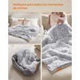 thumbnail image 4 of FEANDREA Manta para Perros, Repelente al Agua, Manta Larga de Felpa para Perros Medianos y Grandes, Gatos, Protección de Sofá, 152 x 127 cm, Reversible Gris Ombré PPB006G01, 4 of 5