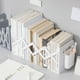 thumbnail image 1 of Atril retráctil para libros | Sujetalibros de plástico ajustable con clips y topes | Organizador de escritorio para estudiantes que ahorra espacio | Expositor de libros blanco portátil y duradero, 1 of 6