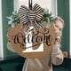 thumbnail image 3 of Ionze - Corona para puerta de entrada, decoración para todo el año (2024), letrero de bienvenida, 26 letras, para exteriores, para colgar en la puerta de entrada, corona de madera, accesorios para el, 3 of 8