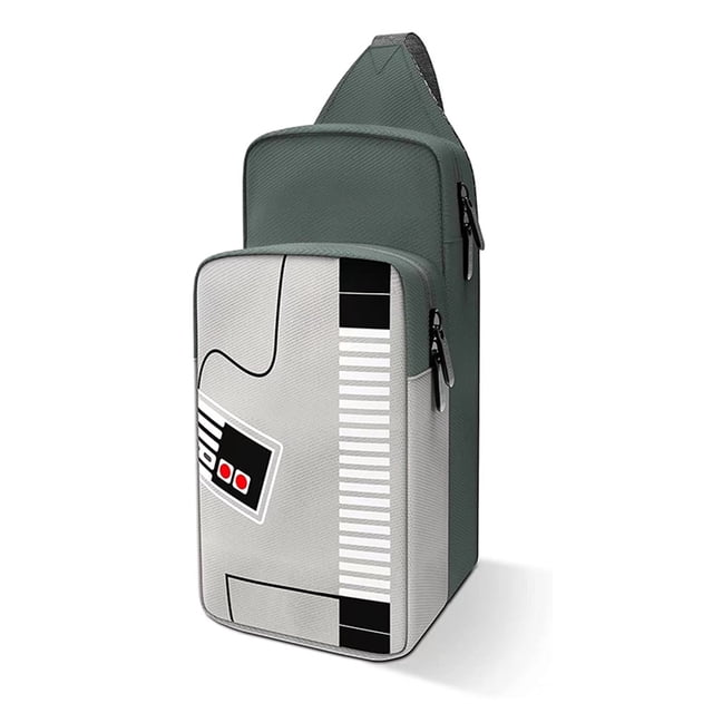 bolsa de almacenamiento cruzada para viajes compatible con el modelo oled de nintendo switch, funda protectora de transporte para accesorios de consolas de videojuegos Bandolera verde con panel frontal gris impreso con gráfico de mando retro; vista 3/4 frontal con cremallera superior y bolsillo delantero. Tejido de nylon resistente al agua, acolchado amortiguador y paneles de malla ventilada visibles; correa cruzada ajustable con doble hebilla. Diseño compacto y vertical apto para consola Switch OLED/Lite/Estándar, cargador, cartuchos y tarjetas SD; suele usarse también para llevar accesorios de juego en viajes.