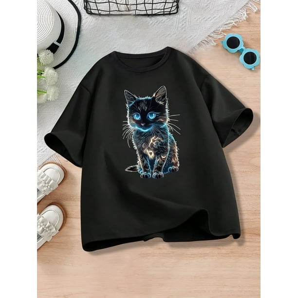Camiseta negra de cuello redondo con estampado de gato que brilla en la oscuridad para niña. Camiseta informal de manga corta de verano 2025. Tejido de punto transpirable para jugar al aire libre. La